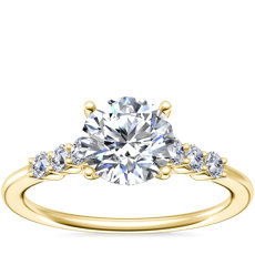 Anillo de compromiso clásico de diamantes con estilo catedral y puntas compartidas en oro amarillo de 18 k